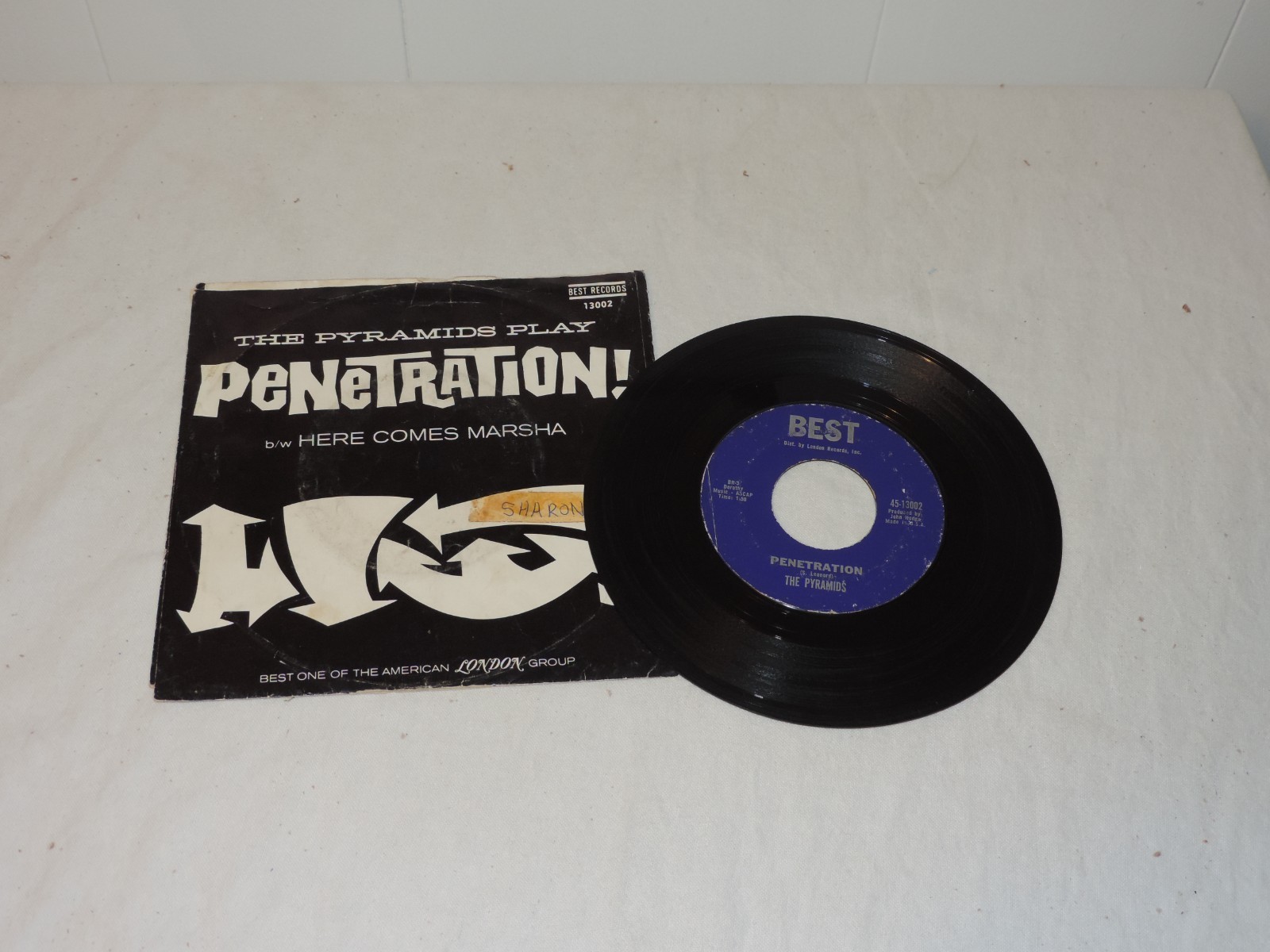 THE PYRAMIDS PENETRATION / HERE COMES MARSHA~45rpm 7″~SURF/ROCK~Picture Sleeve