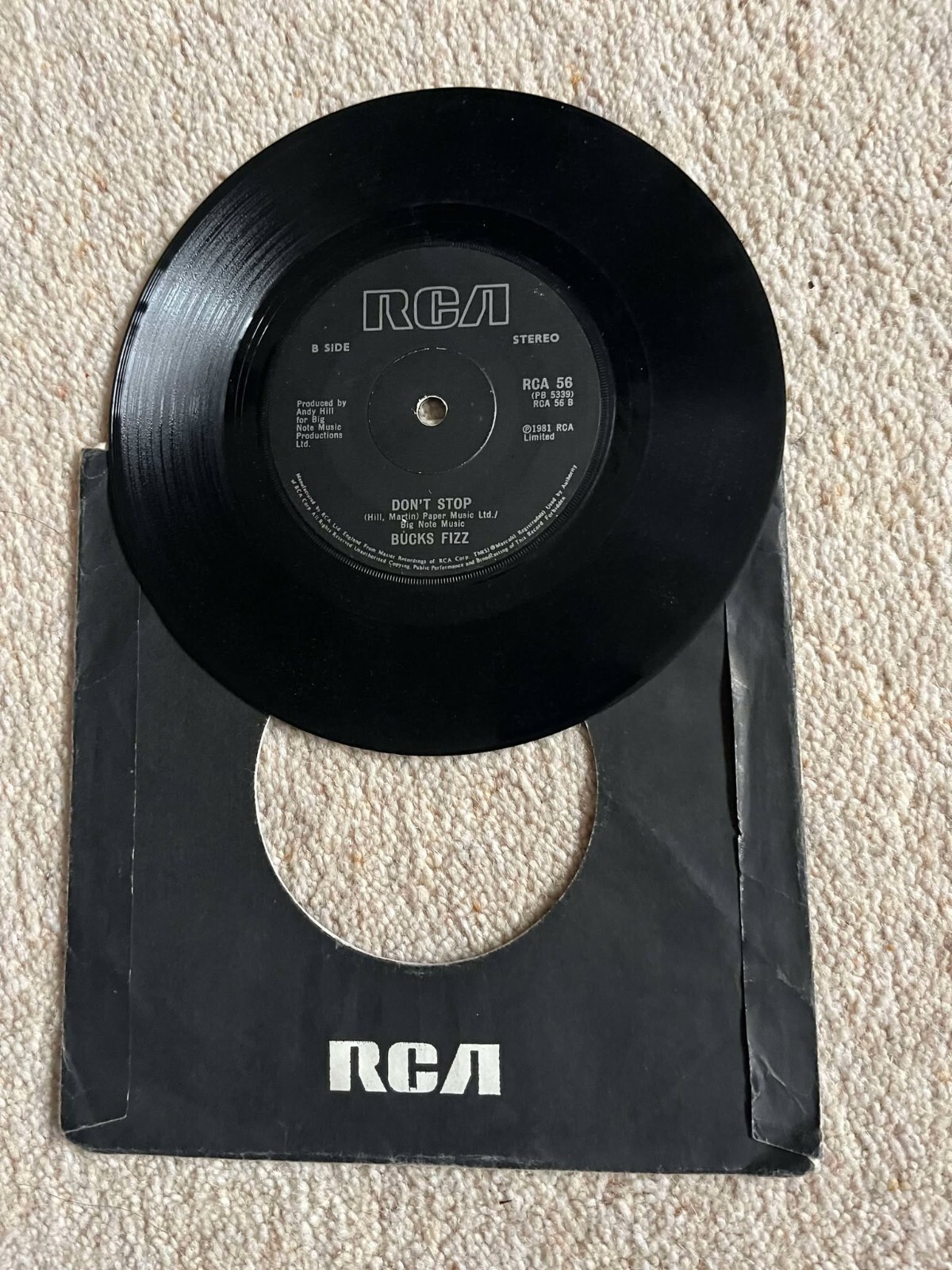 BUCKS FIZZ – MAKING YOUR MIND UP/DON’T STOP – 7″ VINYL WITH PAPER SLEEVE (1981)