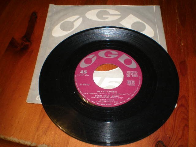 BETTY CURTIS-Soldi,Soldi,Soldi/M’ha baciato-Disco 45 giri-CGD-1961-UN MANDARINO-