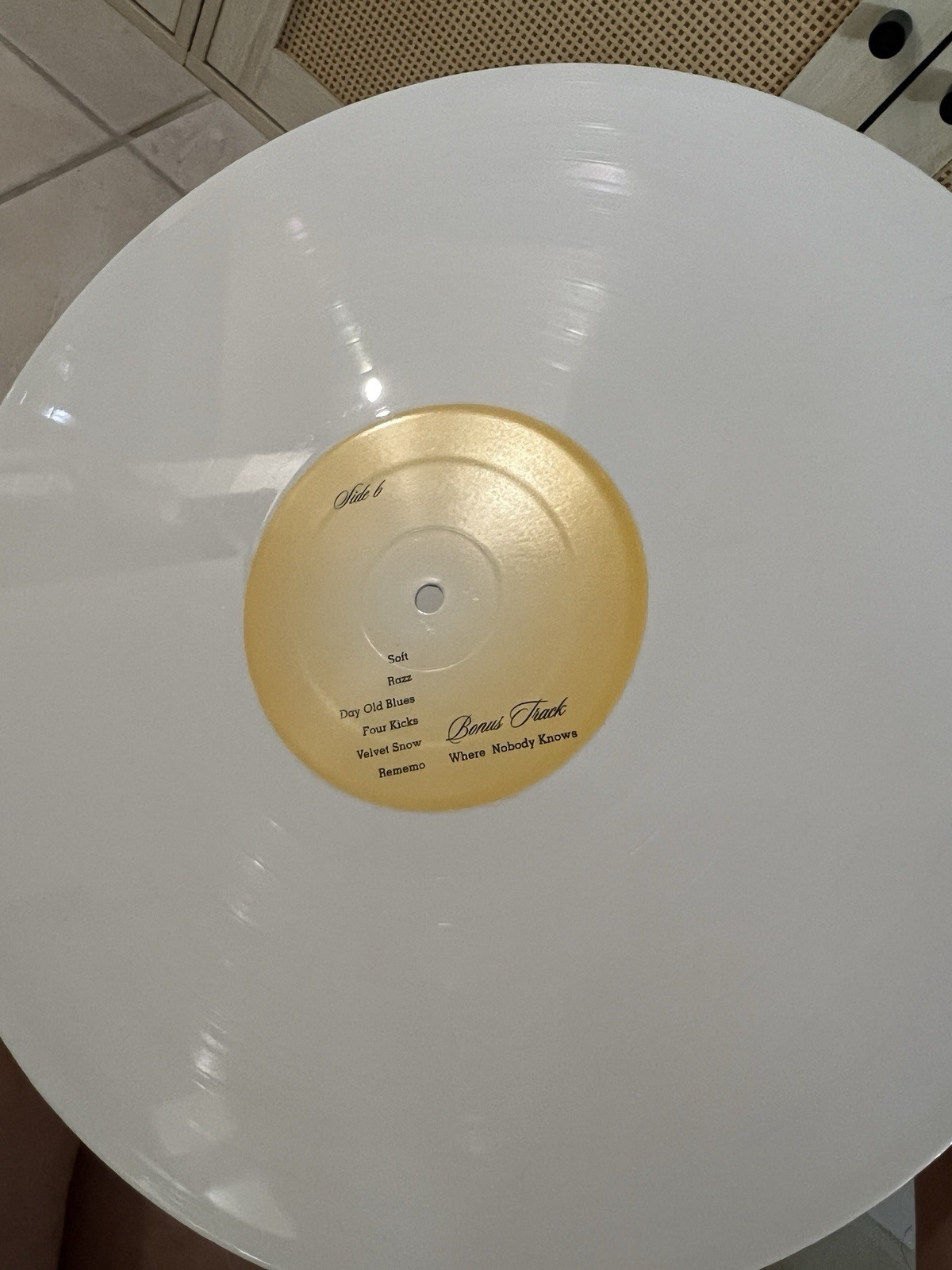 Kings of Leon Aha Shake Heartbreak – Limited Edition White Vinyl + Bonus Track