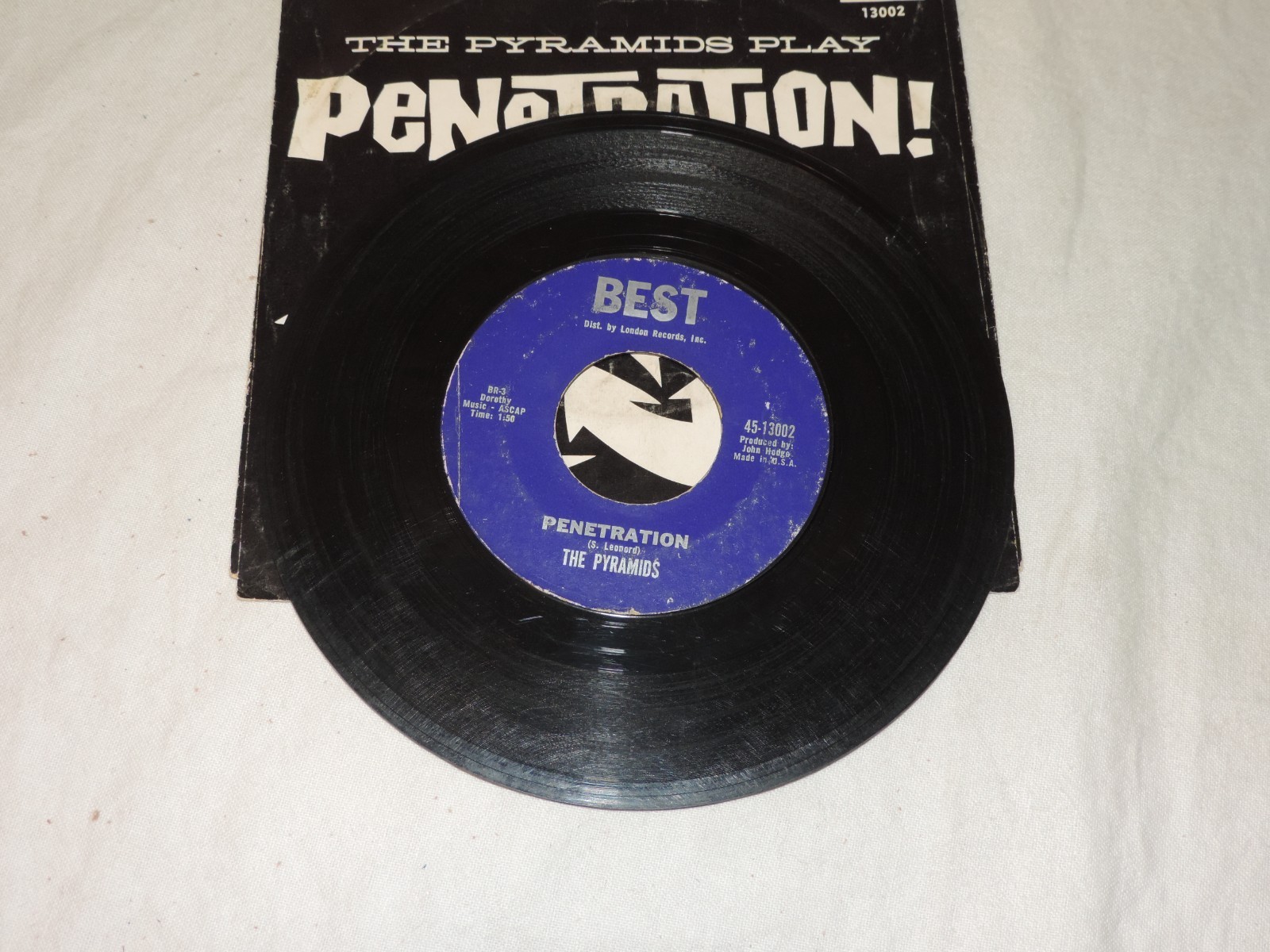 THE PYRAMIDS PENETRATION / HERE COMES MARSHA~45rpm 7″~SURF/ROCK~Picture Sleeve