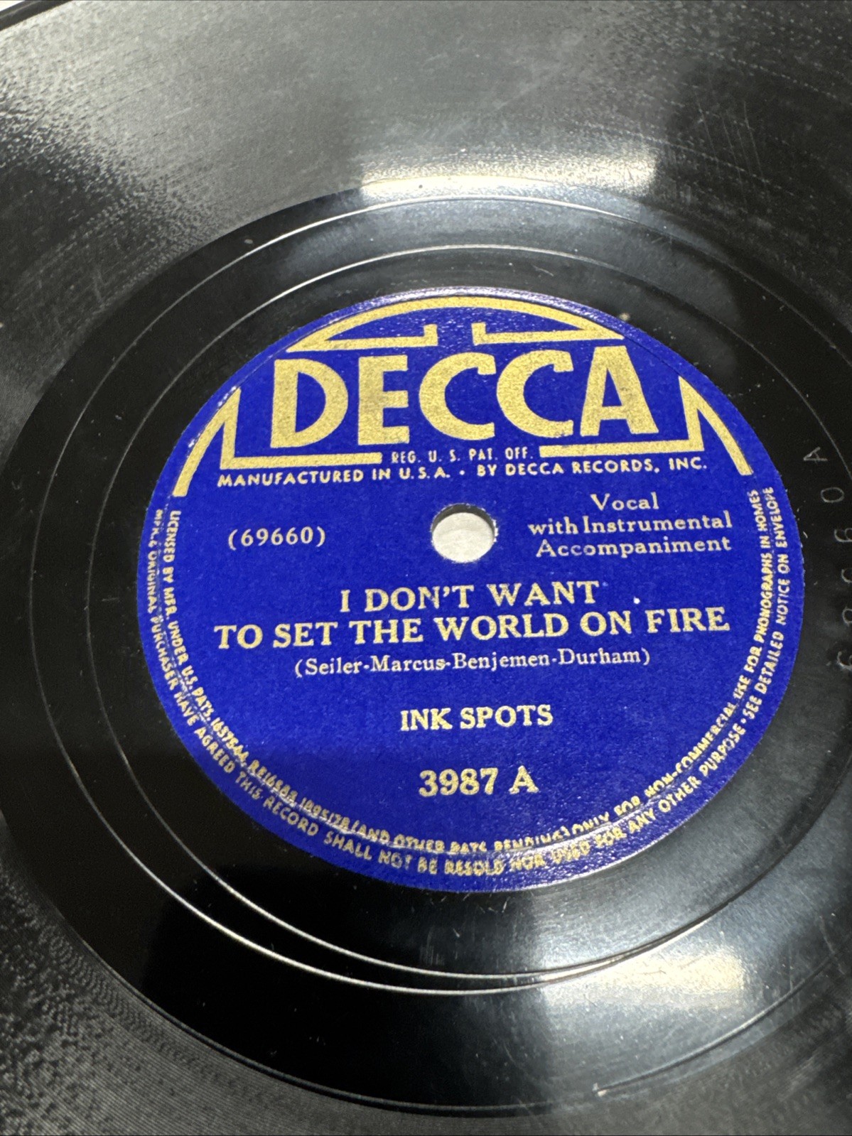 Decca 78 RPM Ink Spots – I Don’t Want To Set The World On Fire 3987 V+