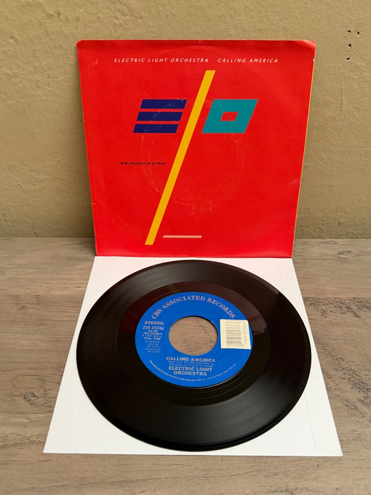 LISTEN 🎶 ELECTRIC LIGHT ORCHESTRA CALLING AMERICA /CAUGHT IN A TRAP P/S 45′