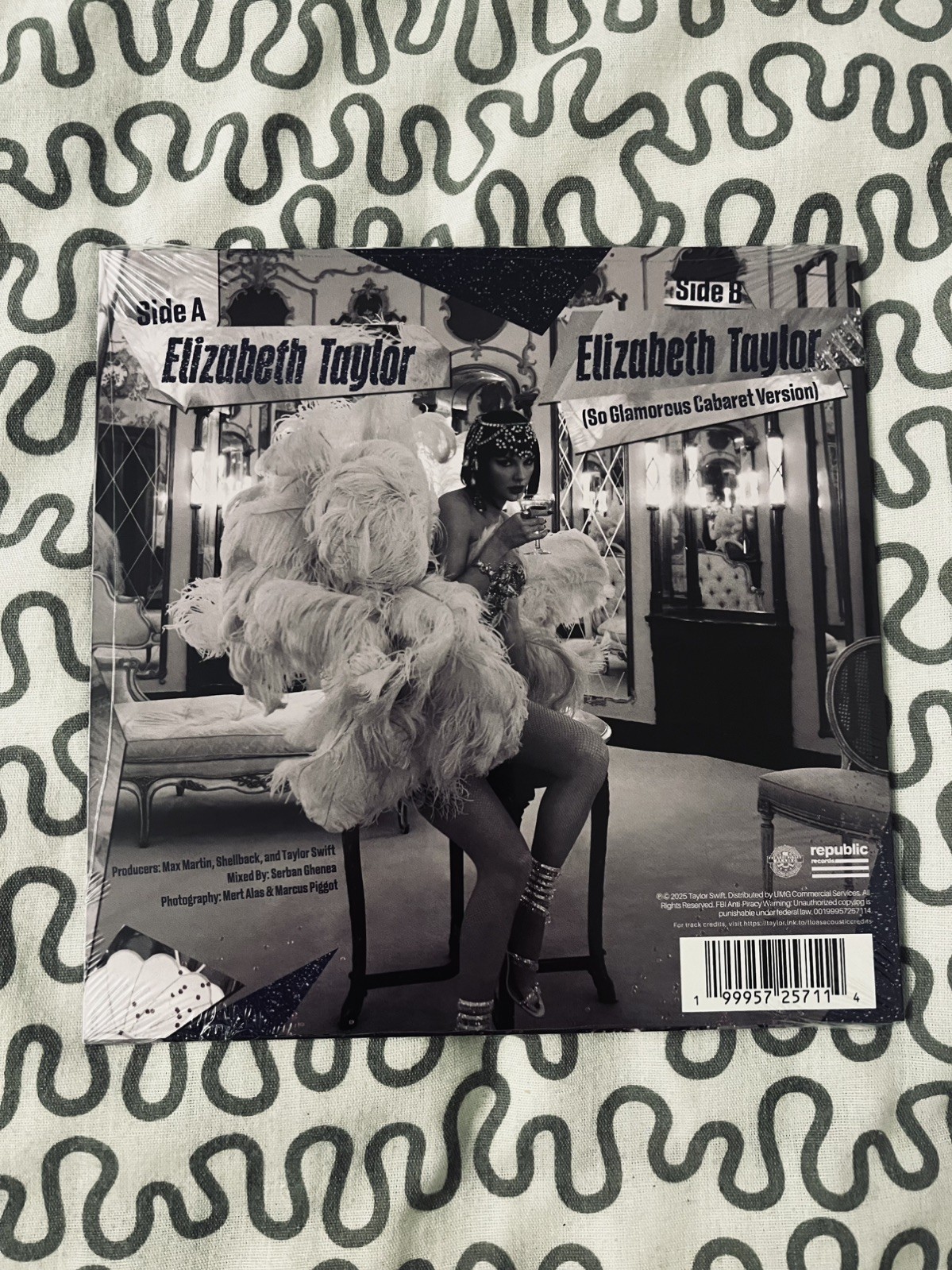 TAYLOR SWIFT – ELIZABETH TAYLOR- RSD 2026 ‘CRY MY EYES’ VIOLET GLITTER 7” VINYL