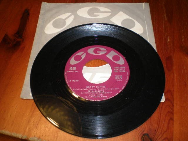 BETTY CURTIS-Soldi,Soldi,Soldi/M’ha baciato-Disco 45 giri-CGD-1961-UN MANDARINO-