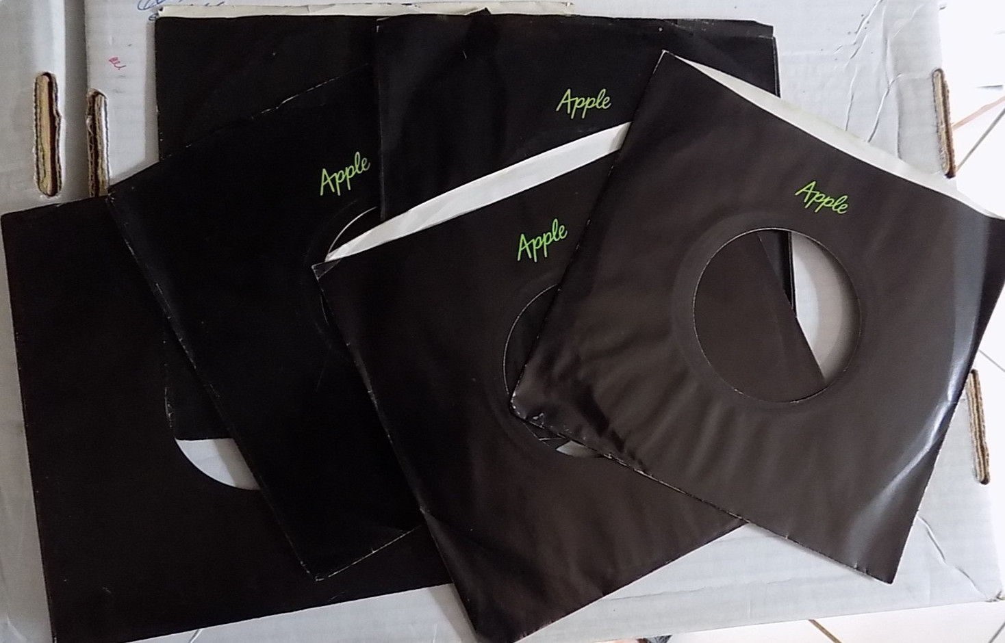 5 ORIGINAL APPLE 45s BLACK SLEEVES w/Free shipping US read! 100s sold few left