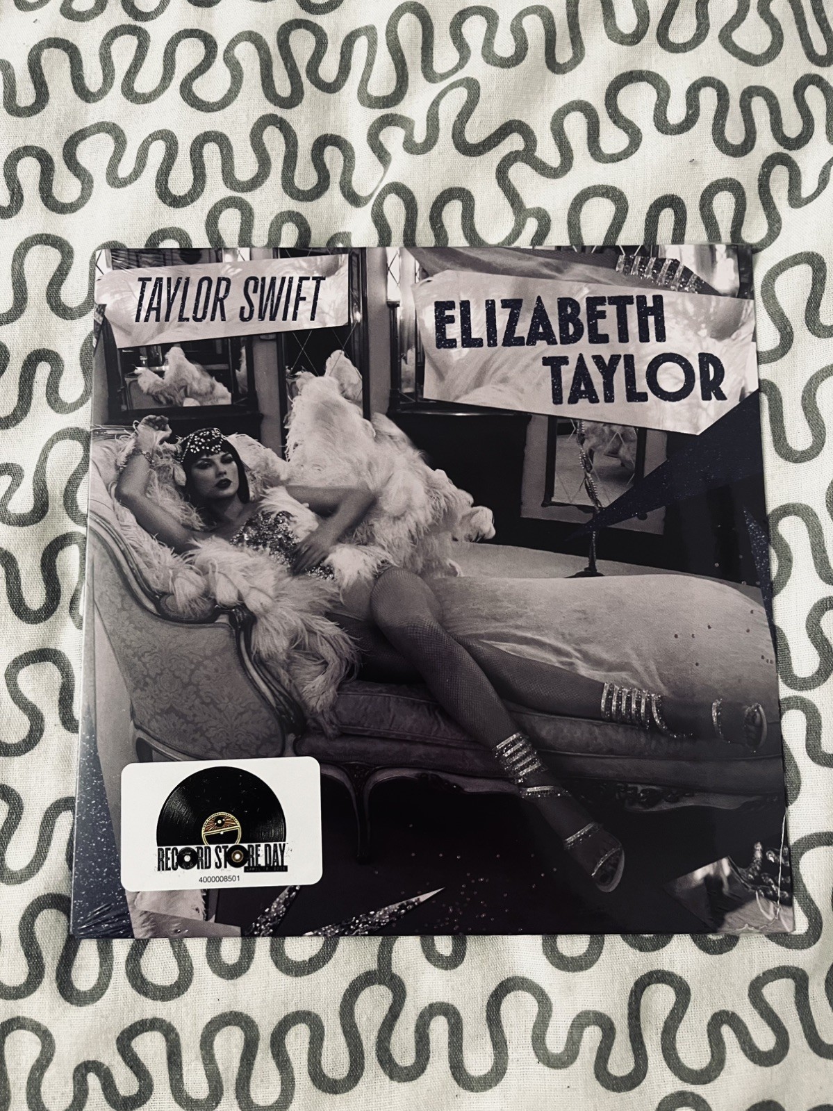 TAYLOR SWIFT – ELIZABETH TAYLOR- RSD 2026 ‘CRY MY EYES’ VIOLET GLITTER 7” VINYL