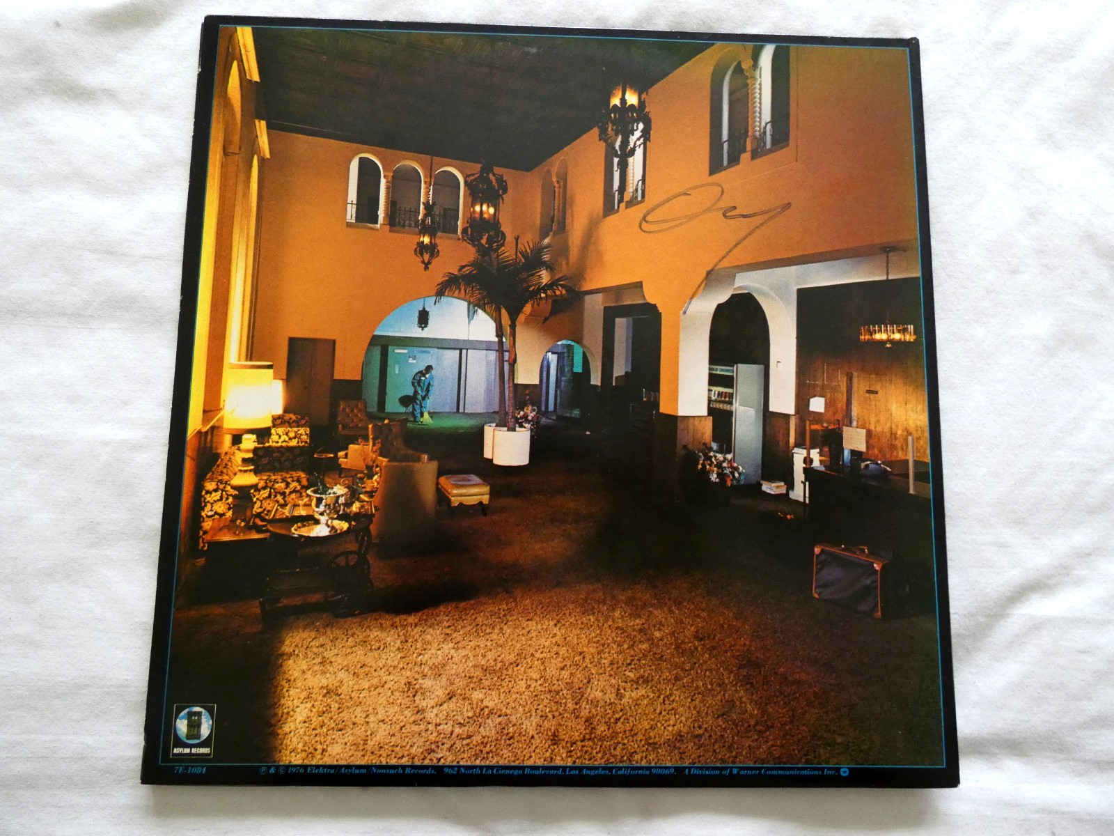 1976 EAGLES “HOTEL CALIFORNIA” ASYLYM 7E-1048 GATEFOLD POSTER EX