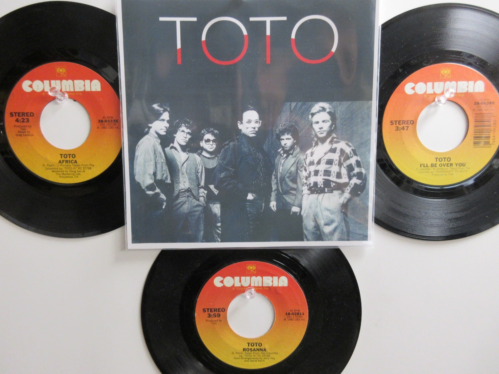 💥LOT OF 4 ‘ TOTO ‘ HIT 45’s +1 PICTURE [ HOLD THE LINE ] THE 70’s &80’s !💥