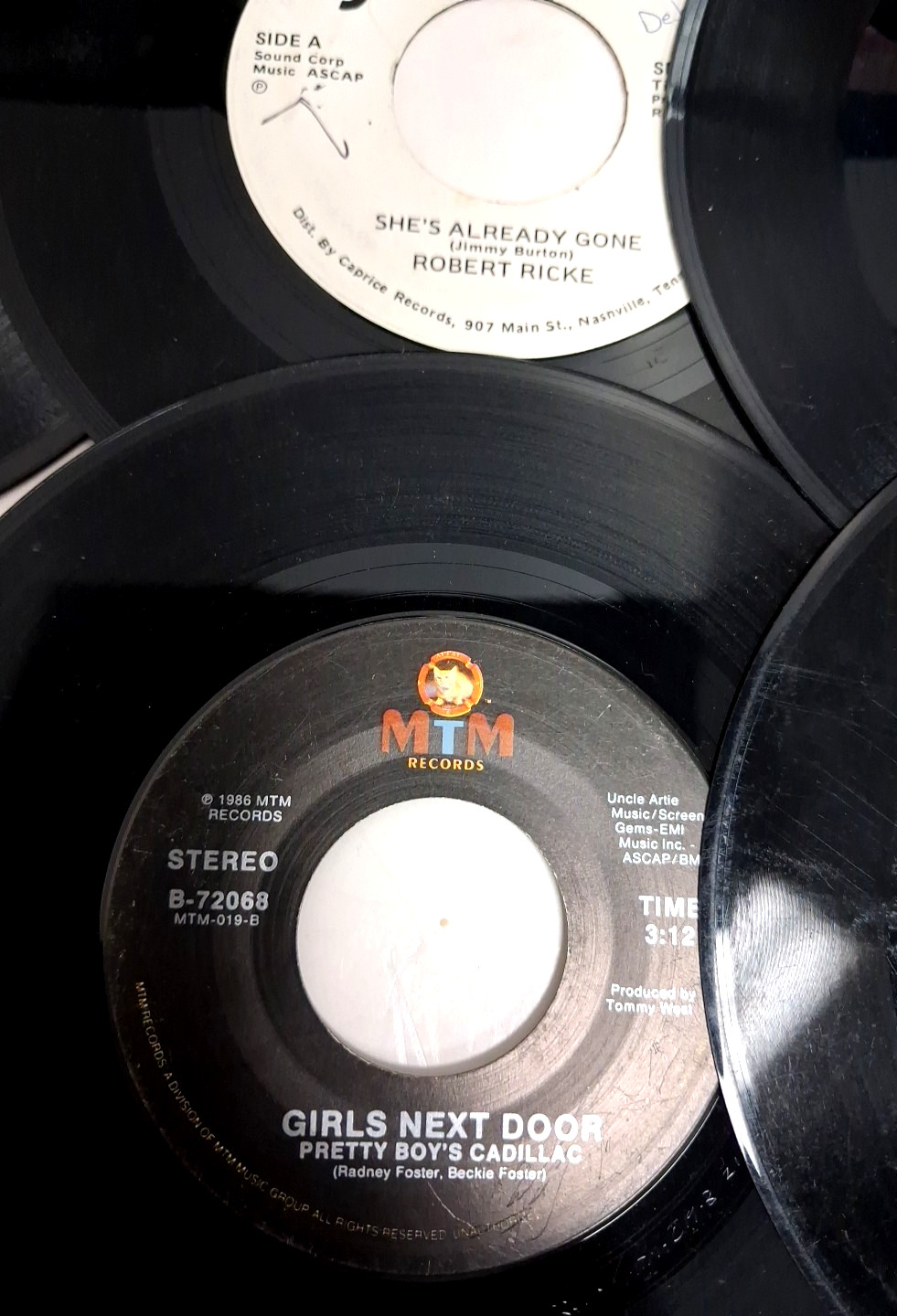 Vintage Lot of 18 45 Vinyl Records 7″ Assorted Labels Artists (mainly Country)