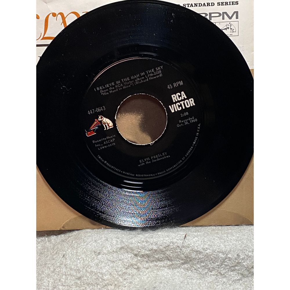 Vintag eVINYL 45 RPM ELVIS PRESLEY CRYING IN THE CHAPEL Single Collectible