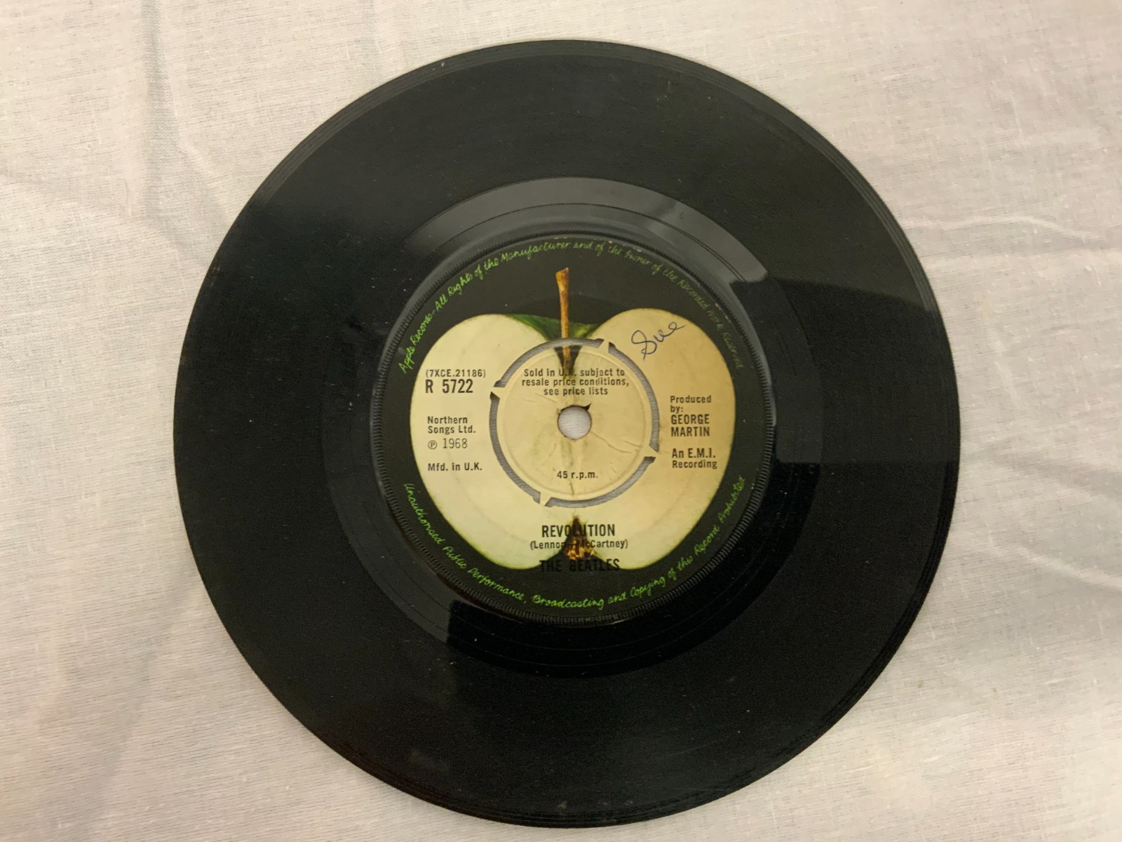 The Beatles Hey Jude / Revolution 7 Inch Single R 5722 Parlophone A2 023