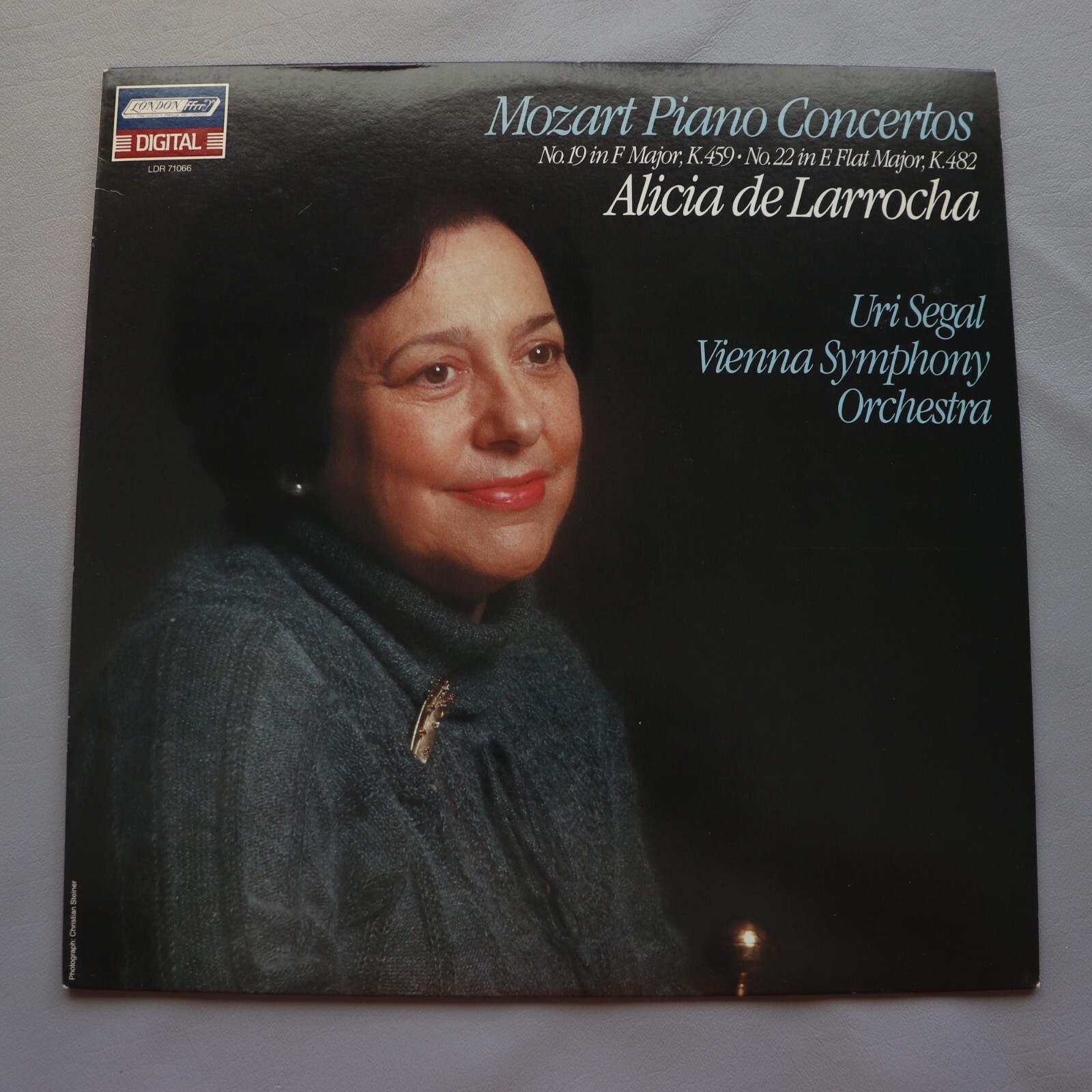 Mozart Piano Concertos No 19 22 LP Alicia De La Rocha Decca 1983 Vienna Symph