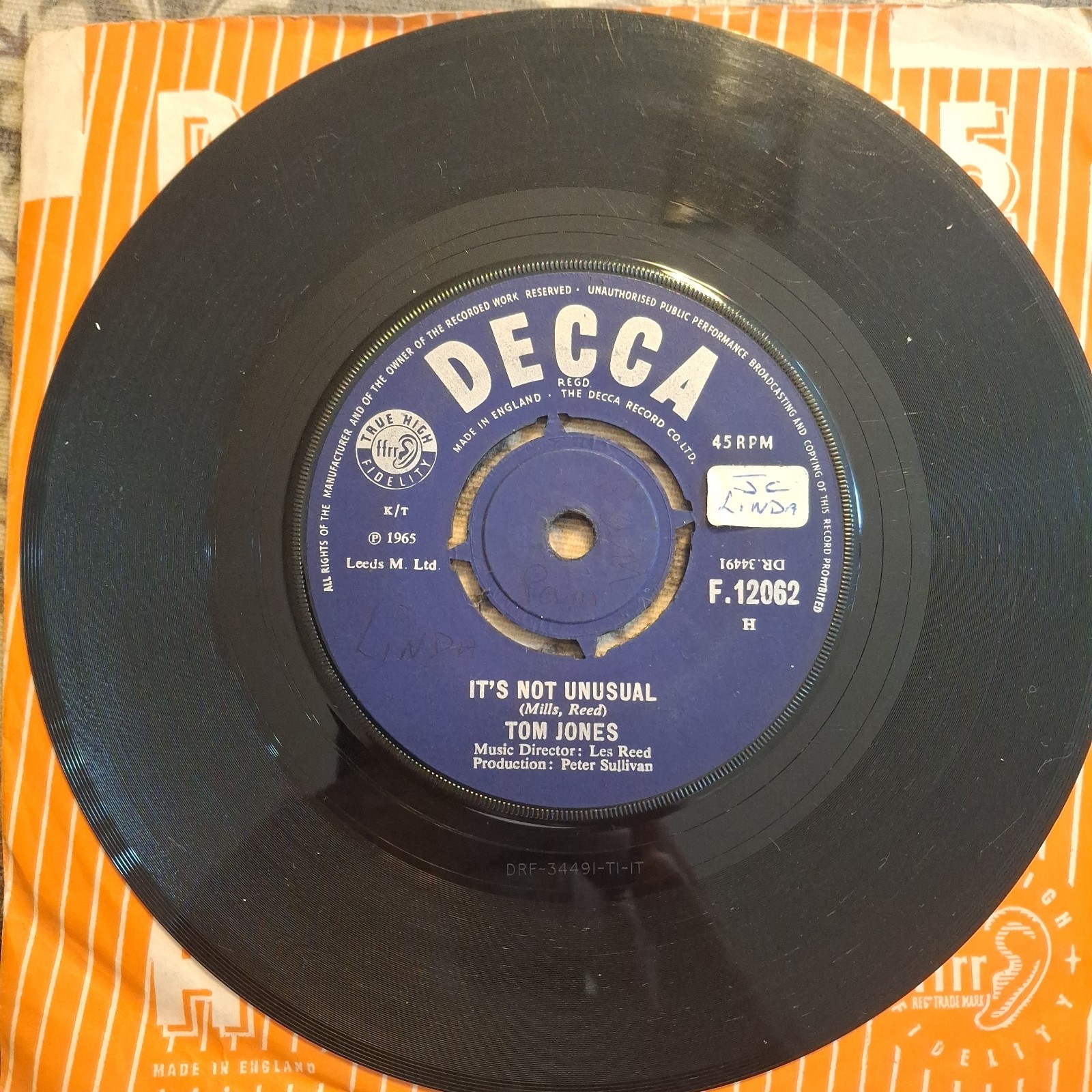 TOM JONES “IT’S NOT UNUSUAL” 45 RPM VINYL SINGLE 1965