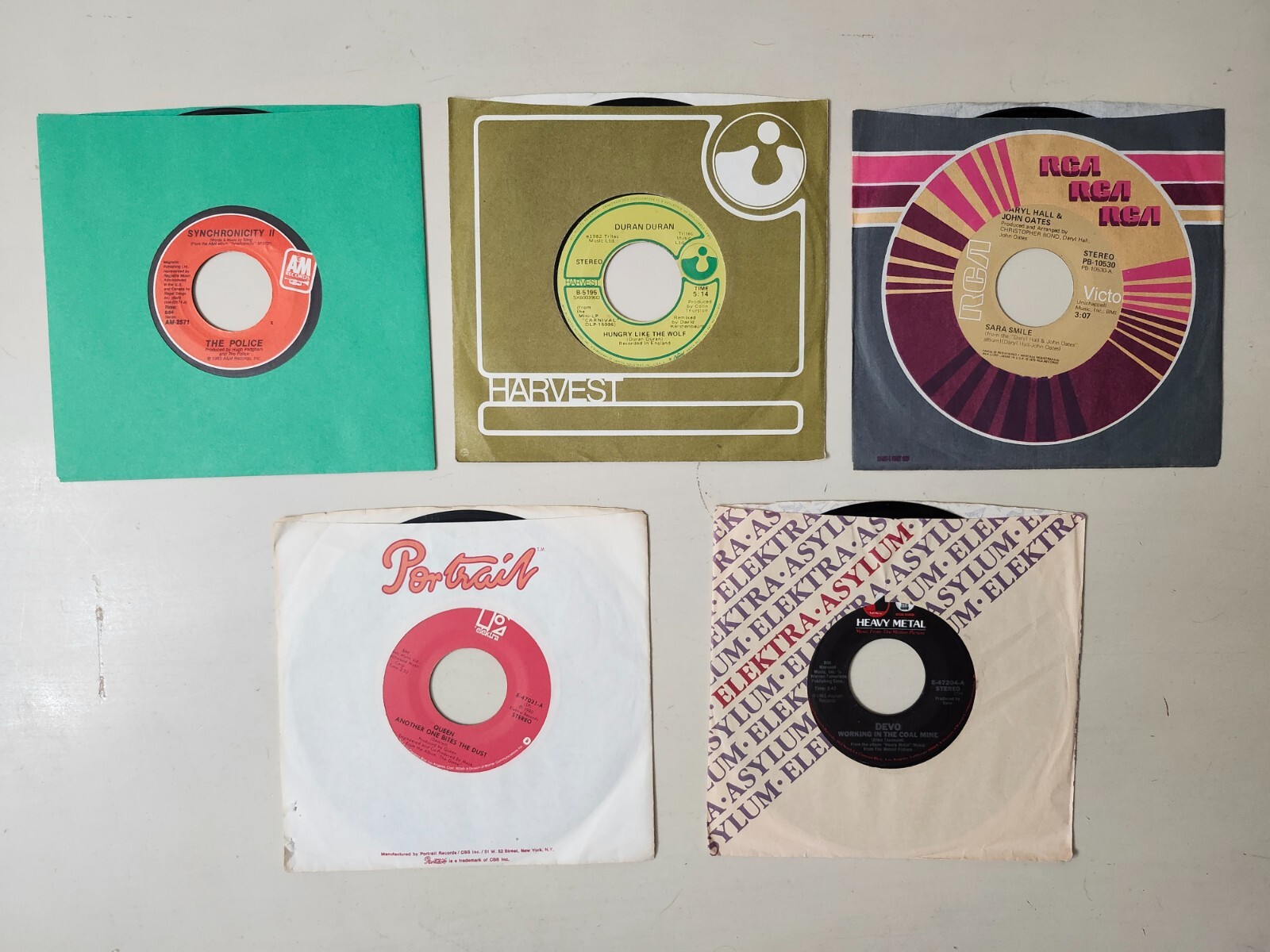 5 Vintage Rock + Pop Vinyl 45s Police Duran Duran Hall & Oates Queen Devo COOL!