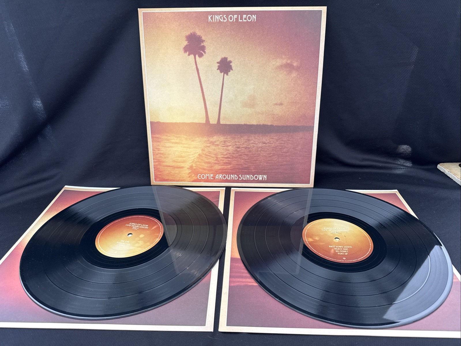 2010 – KINGS OF LEON – Come Around Sundown – 2 x LP near mint in gatefold sleeve