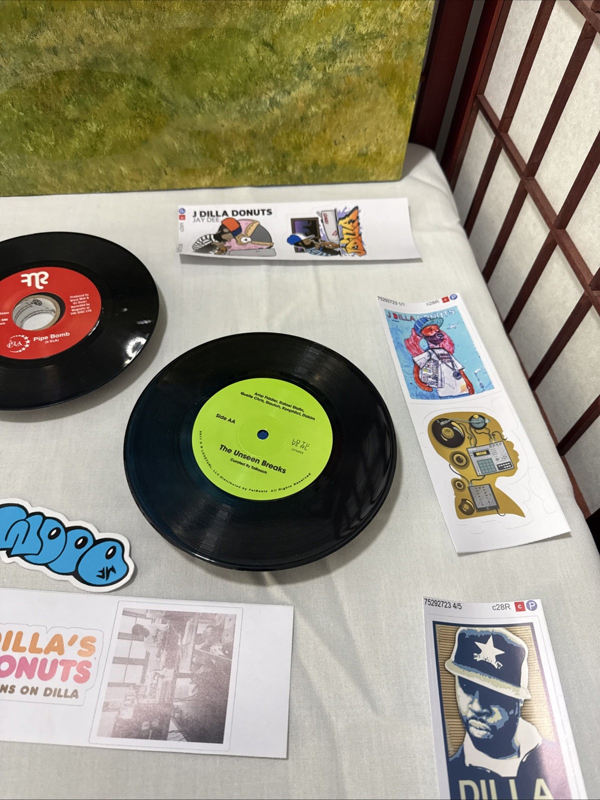 j dilla Jay Dee Donuts Exclusive Box Set Memorabilia Book 45 Vinyl Stickers F2