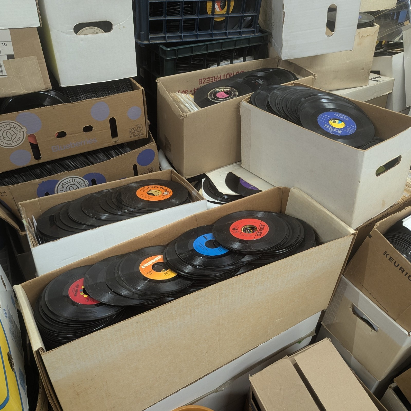 Lot 100 Vinyl Records 45 RPM 7″ for Crafts Decor Lot SCRATCHED – WILL NOT PLAY