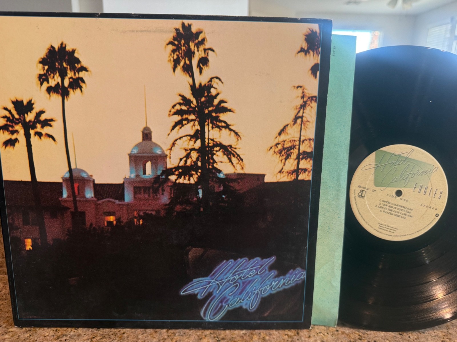 THE EAGLES – HOTEL CALIFORNIA – Asylum NEAR MINY NM VINYL LP ORIGINAL PRESS