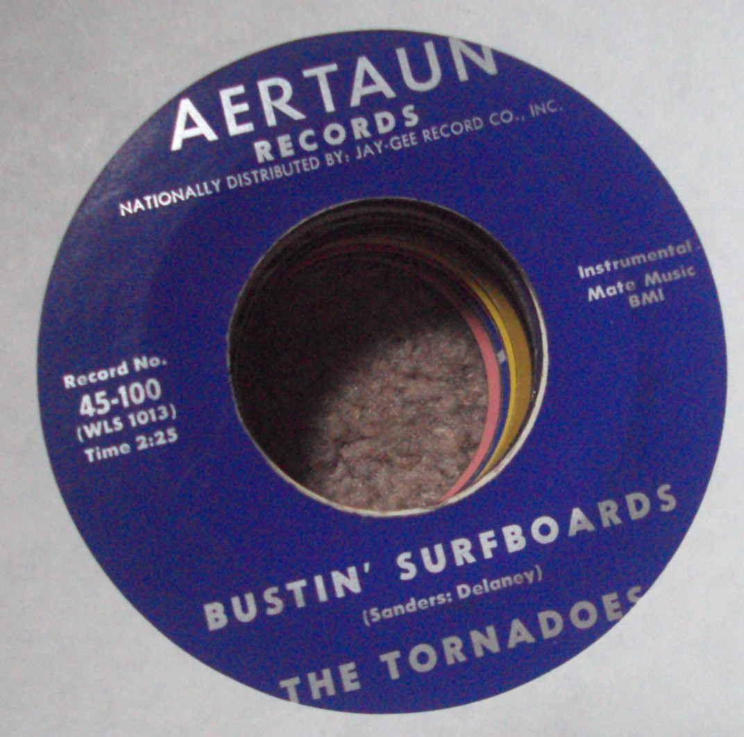 TORNADOES Bustin’ Surfboards/Beyond The Surf 7″ 45 early-60’s surf-rock Aertaun