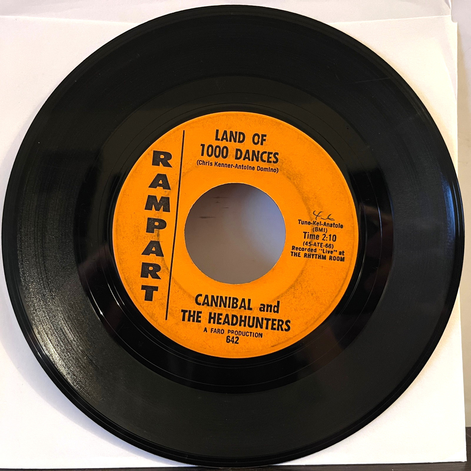 CANNIBAL & THE HEADHUNTERS – Land 1000 Of Dances – 7″ Vinyl Record 45RPM – VG+