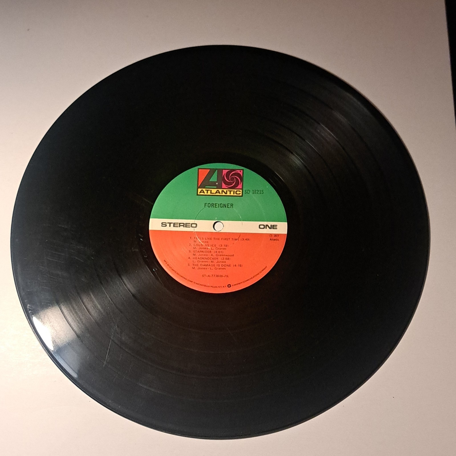 Foreigner Foreigner Atlantic SD 18215 12″ Black Vinyl LP Stereo Cardboard Sleeve